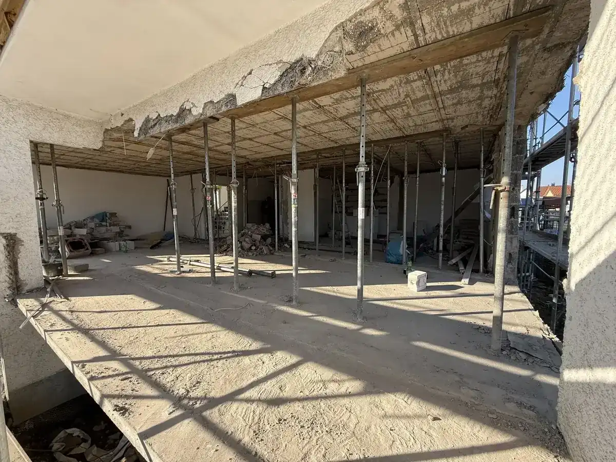 Kernsanierung im Rohbau: das Erdgeschoss auf Baustützen abgefangen