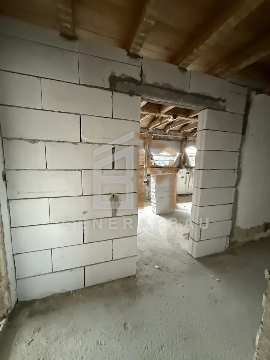 Eingebauter Stahlträger nach einem Wanddurchbruch