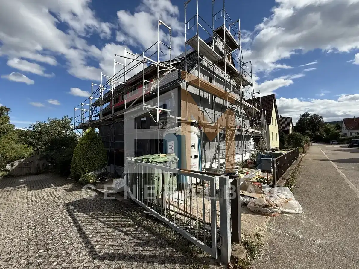 Fassade mit angebrachtem Wärmedämmverbundsystem vor dem Verputzen