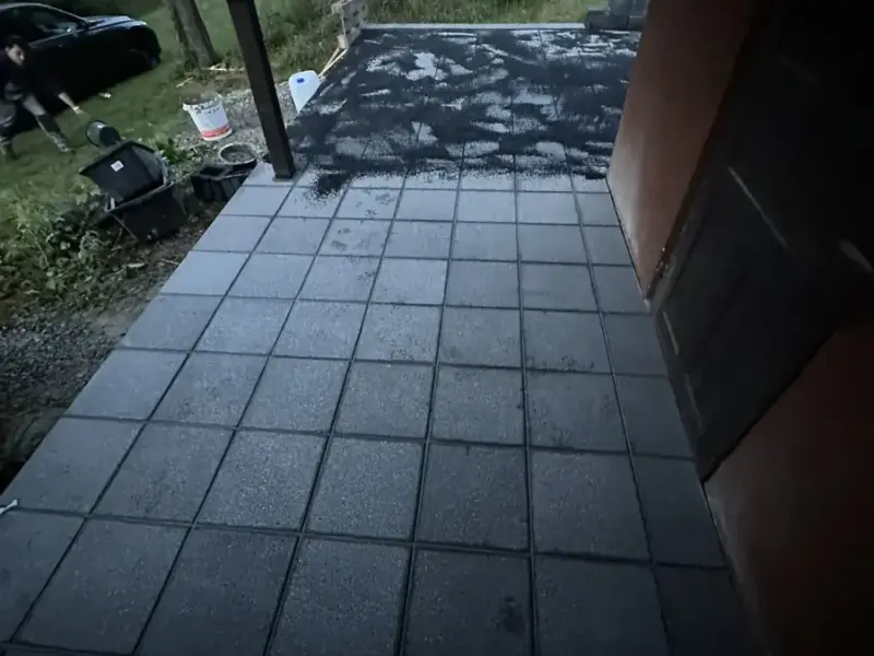 Fertig verlegter Terrassenbelag in Anthrazit