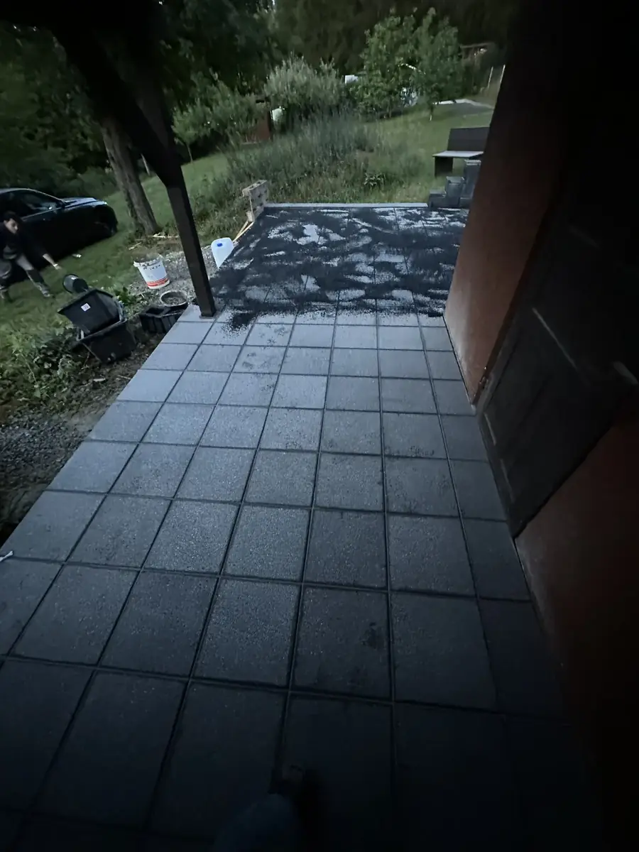 Fertig verlegter Terrassenbelag in Anthrazit mit Randeinfassung