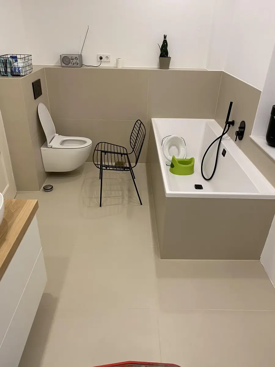 Fertiges Bad mit freistehender Wanne, Doppelwaschtisch und bodengleicher Dusche
