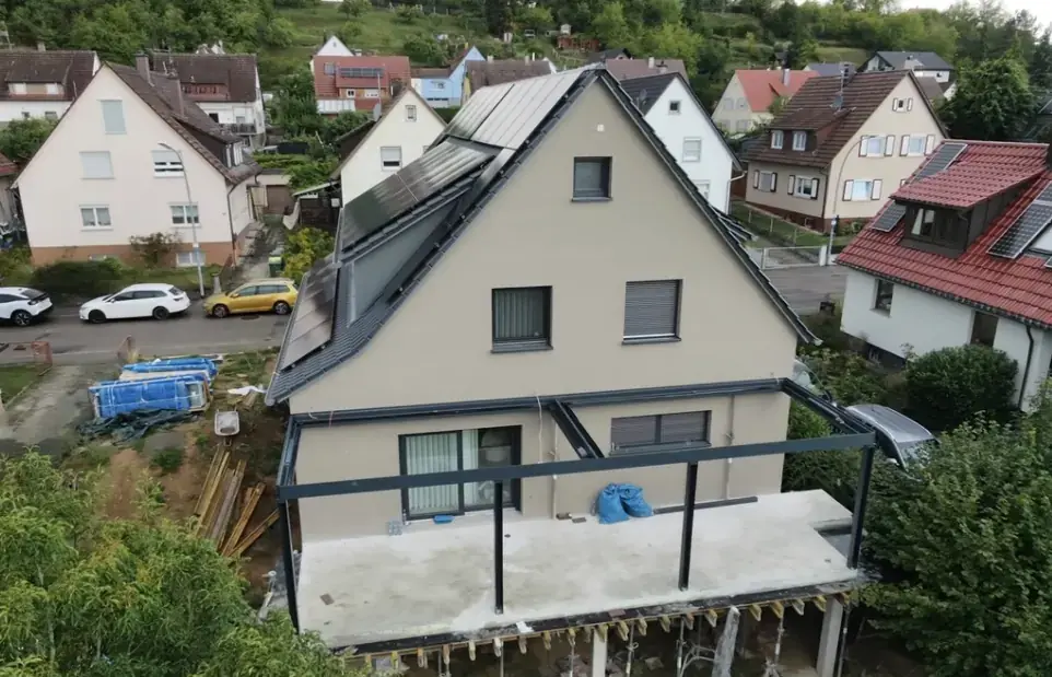 Luftaufnahme des sanierten Einfamilienhauses in Dürrmenz mit neuer Fassade, neuem Dach und Photovoltaikanlage
