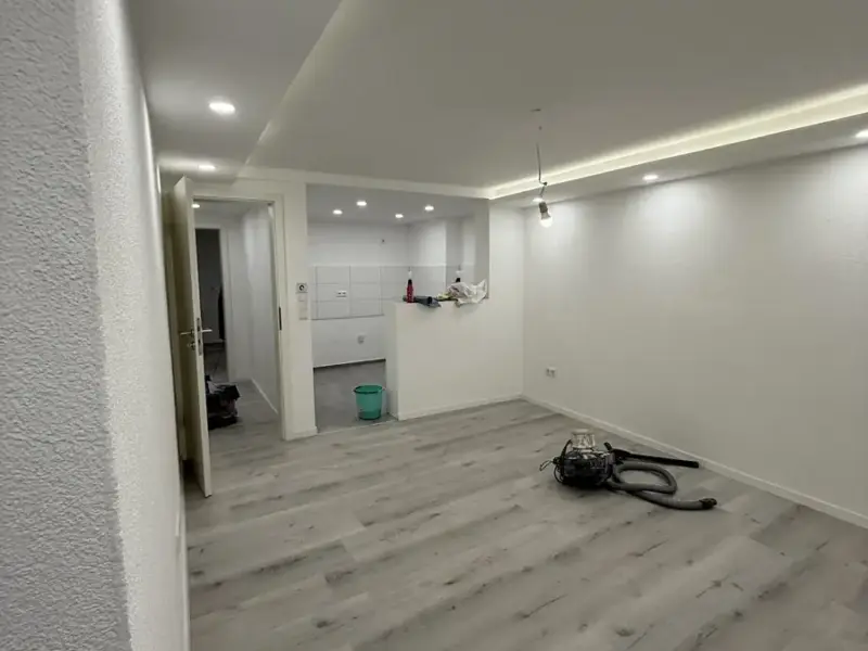 Heller Wohnraum mit Lichtvoute, LED-Spots und Vinylboden